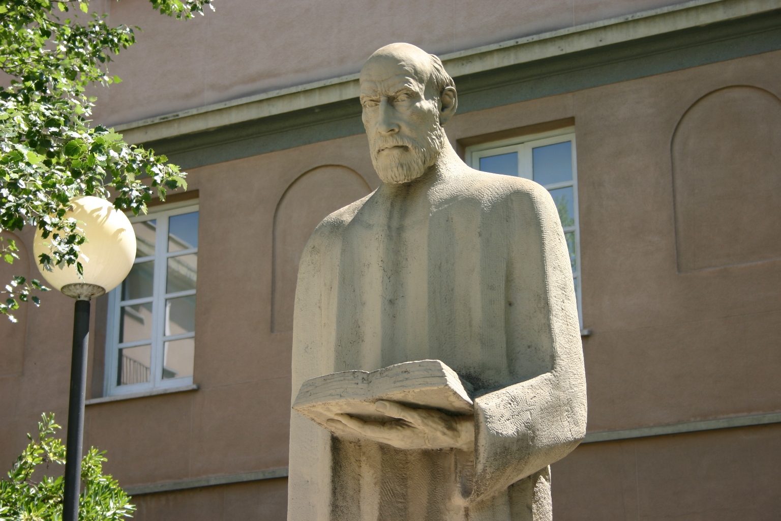 Cajal's monument (replica), Ilustre Colegio Oficial de Médicos de Madrid, Madrid - 02.JPG